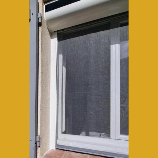 Moustiquaire à tirage avec volet roulant solaire sur mesure sur  Agen et les alentours 03